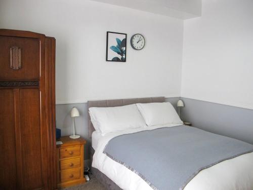 Stone's Throw Guest House - image 10