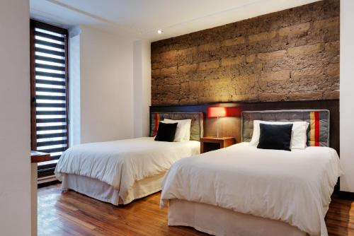 Twin Room with Balcony image 7