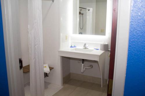 King Room - Disability Access/Roll in Shower