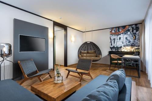 1 queen bed, 1 sofa bed