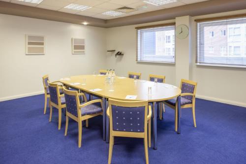 Holiday Inn Express Portsmouth Gunwharf Quays an IHG Hotel - image 2