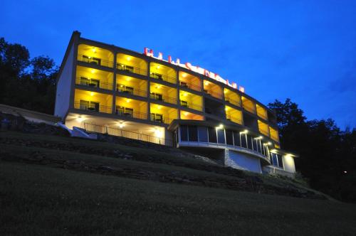 Hillside Inn - 출입구