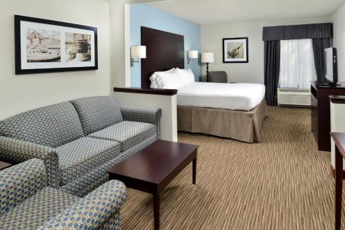 Guestroom, Holiday Inn Express Hotel & Suites Tampa-Rocky Point Island in Pelican Island