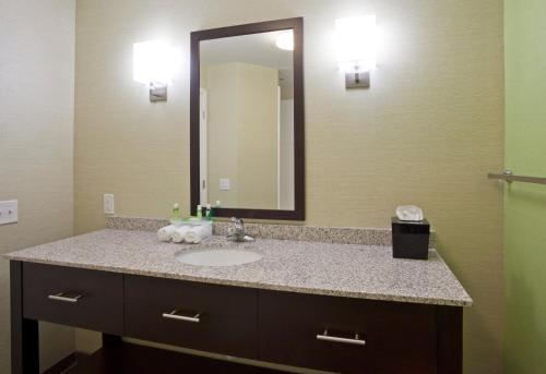 Holiday Inn Express Hotel & Suites Rogers, an IHG Hotel