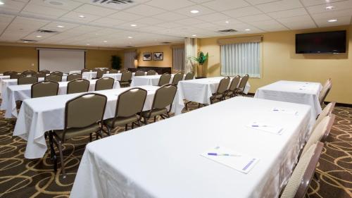 Holiday Inn Express Hotel & Suites Rogers, an IHG Hotel