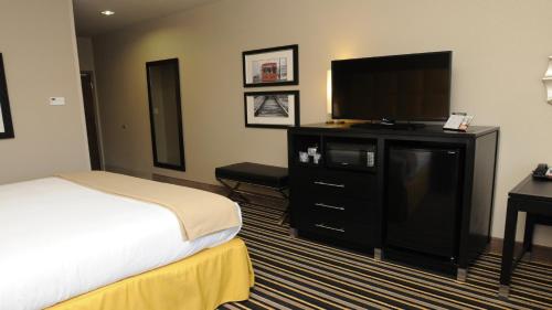 Holiday Inn Express Covington-Madisonville, an IHG Hotel