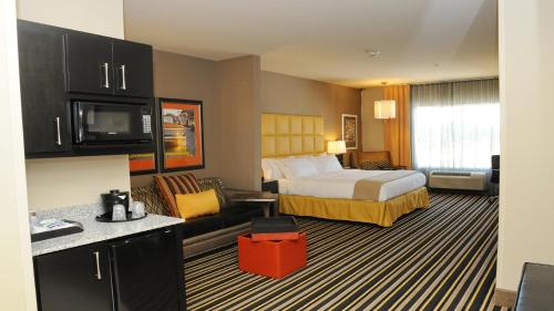 Holiday Inn Express Covington-Madisonville, an IHG Hotel