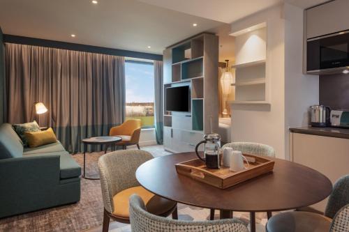 Staybridge Suites London Heathrow - Bath Road an IHG Hotel - image 3