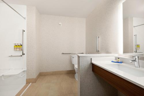 King Room - Hearing Accessible - Roll-in Shower