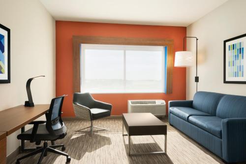 Holiday Inn Express & Suites - Beaver Dam