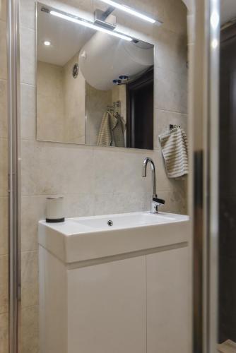The Grunge Spot - Charming NEW 1-Bedroom by Flat Mаnager, София (фото 10)