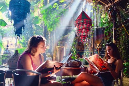 정원, Los Amigos Hostel in 플로레스