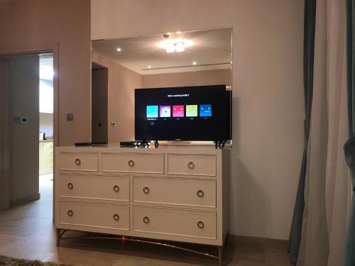 JCB Dubai Marina Apartment - image 3