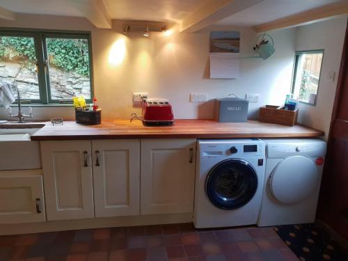 Magical 3 Bedroom Cottage In Mid West Cornwall, Mawnan Smith, Cornwall