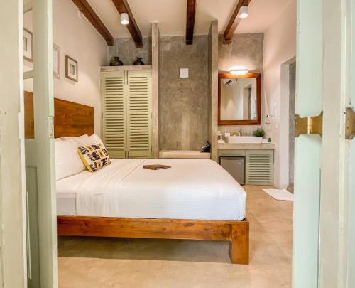 The Courtyard Room image 5