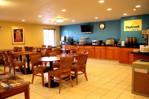 餐飲選擇, 布盧明頓/諾瑪溫德姆戴斯套房酒店 (Days Inn & Suites by Wyndham Bloomington/Normal IL) in 布盧明頓(IL)