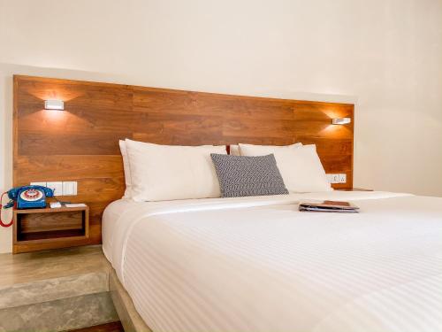 Deluxe Balcony Room with Courtyard View. image 8