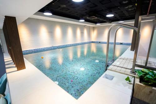 Swimming pool, Vivian Park Hotel Suites in Ar Rabwah