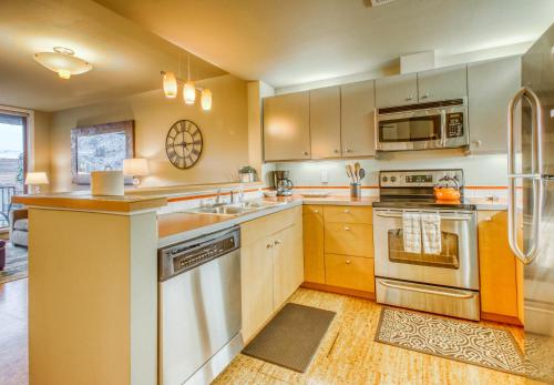 Chelan Resort Suites: Water Sunset (#303)