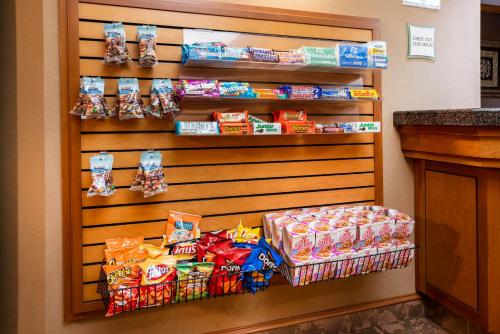 La Quinta Inn & Suites by Wyndham Portland Airport - image 5