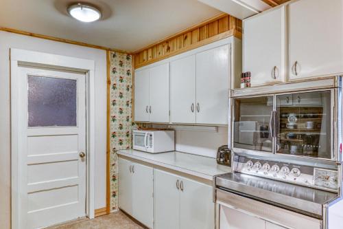 Dunrovin Vintage Beach Cottage - 1 Bed 1 Bath Vacation home in Port Orford - image 9
