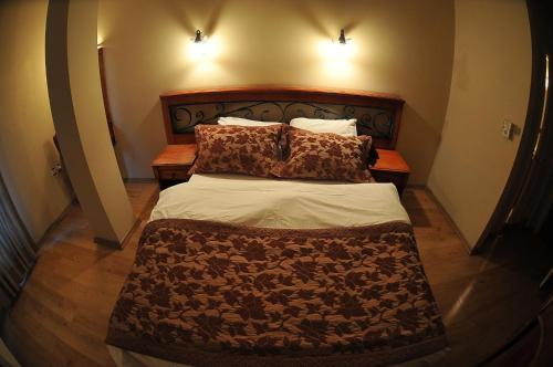 1 queen bed, 1 twin bed