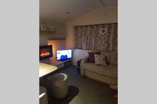 Deluxe 3 bedroomed caravan on Marton Mere with CH DG and decking in Marton