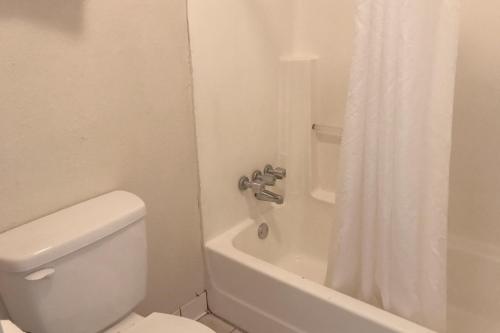 Budget Inn Muskogee - image 3