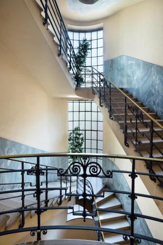 Dynasty Suites Downtown Apartments - image 6