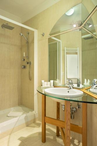 Dynasty Suites Downtown Apartments - image 12