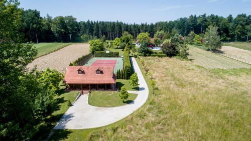 Old Oak House with pool