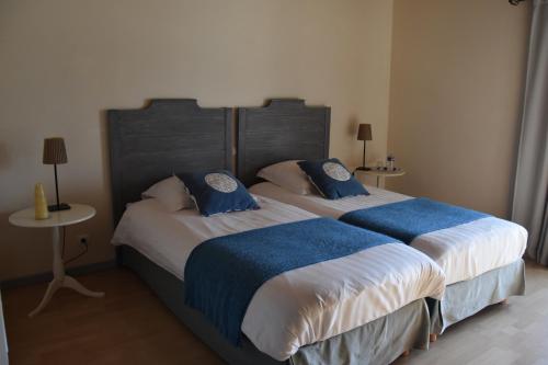 2 twin beds