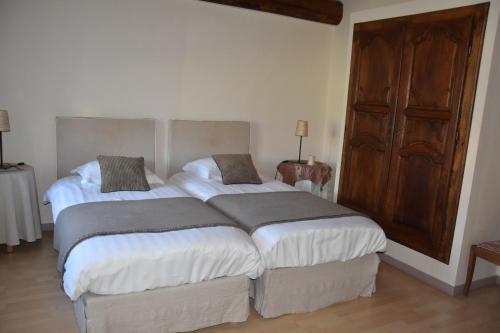 2 twin beds