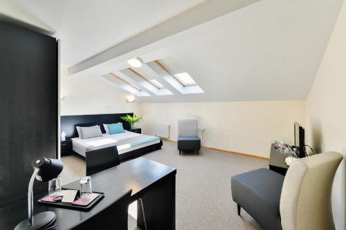 Hotel Vantis Riverside view FREE parking - image 2