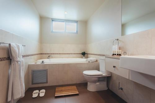 Suite, city view