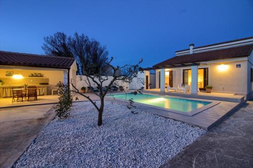 Cozy villa Nina with private pool near Pula, 2km from the beach