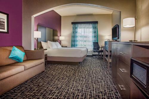 La Quinta Inn & Suits by Wyndham Pontoon Beach IL - main image