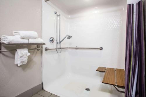 La Quinta Inn & Suits by Wyndham Pontoon Beach IL - image 8