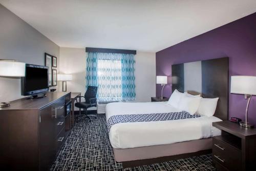 La Quinta Inn & Suits by Wyndham Pontoon Beach IL - image 9