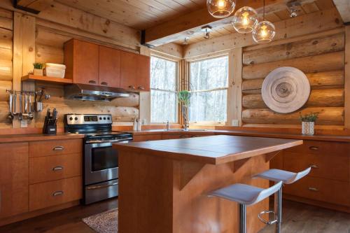 Chic majestic log cottage with hot tub, pool and beach access - Mont-Tremblant north side by Reserve