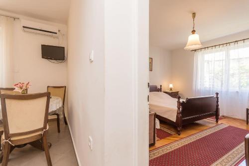 One-Bedroom Apartment image 8