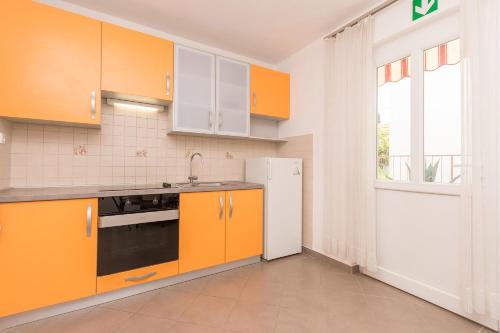 One-Bedroom Apartment image 4