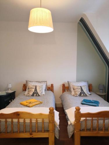 2 twin beds