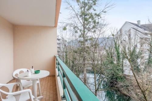 Calm flat w garage and balcony on the riverside in Annecy center - Welkeys