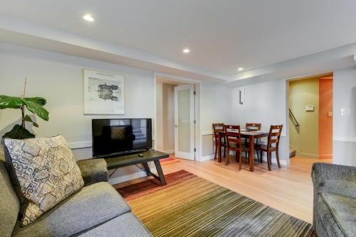 Aesthetically Elegant Downstairs Unit in Oakland apts