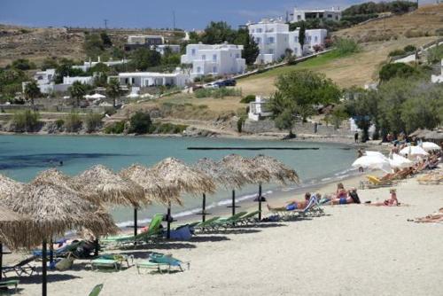 Cozy cottage with shared pool at Marchello Beach