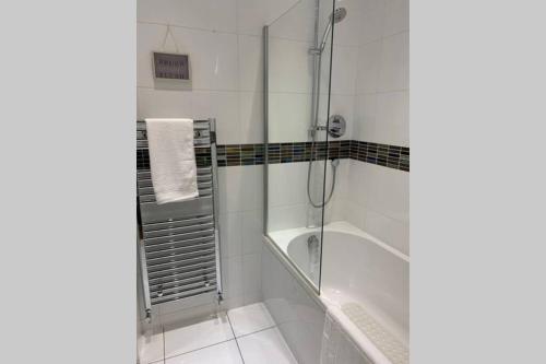 Bathroom, Stunning Barn private hot tub Worcester & Malvern Sleeps 6 in Powick