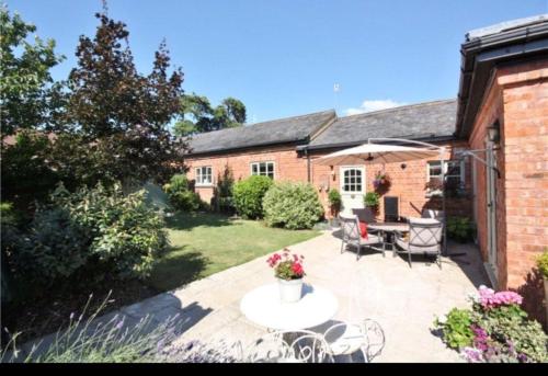 Exterior view, Stunning Barn private hot tub Worcester & Malvern Sleeps 6 in Powick