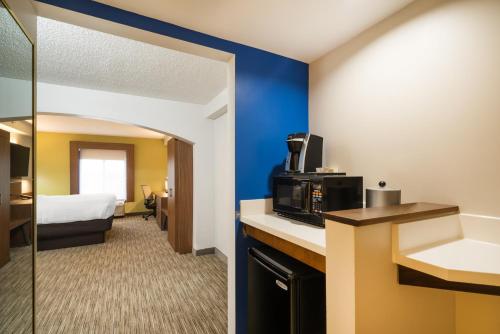 Holiday Inn Express Hotel & Suites Louisville East, an IHG Hotel