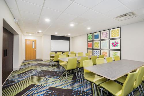 Holiday Inn Express Hotel & Suites Louisville East, an IHG Hotel